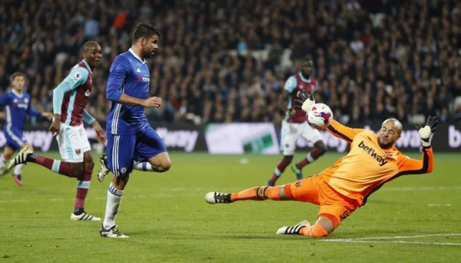 Football Soccer Britain - West Ham United v Chelsea - EFL Cup Fourth Round - London Stadium - 26/10/16 Chelsea's Diego Costa misses a chance to score Action Images via Reuters / John Sibley Livepic EDITORIAL USE ONLY. No use with unauthorized audio, video, data, fixture lists, club/league logos or "live" services. Online in-match use limited to 45 images, no video emulation. No use in betting, games or single club/league/player publications. Please contact your account representative for further details.