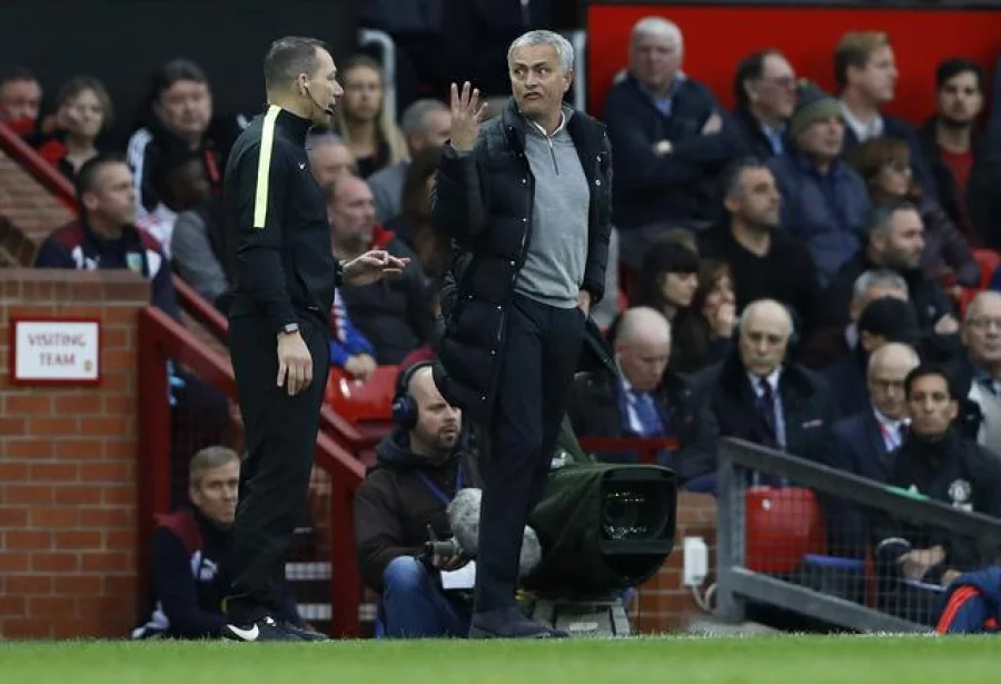Britain Football Soccer - Manchester United v Burnley - Premier League - Old Trafford - 29/10/16 Manchester United manager Jose Mourinho argues with the fourth official Action Images via Reuters / Carl Recine Livepic EDITORIAL USE ONLY.No use with unauthorized audio, video, data, fixture lists, club/league logos or "live" services. Online in-match use limited to 45 images, no video emulation. No use in betting, games or single club/league/player publications. Please contact your account representative for further details.