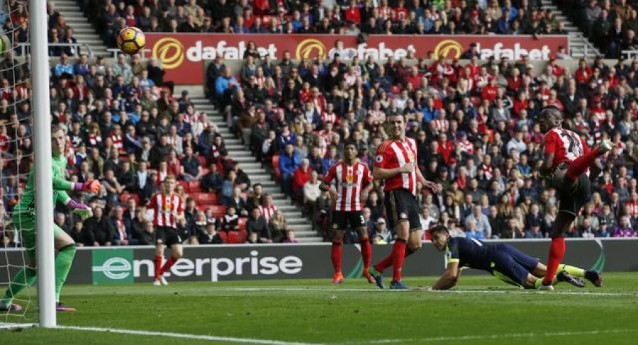 Britain Football Soccer - Sunderland v Arsenal - Premier League - The Stadium of Light - 29/10/16 Arsenal's Alexis Sanchez scores their first goal Action Images via Reuters / Craig Brough Livepic EDITORIAL USE ONLY. No use with unauthorized audio, video, data, fixture lists, club/league logos or "live" services. Online in-match use limited to 45 images, no video emulation. No use in betting, games or single club/league/player publications. Please contact your account representative for further details.