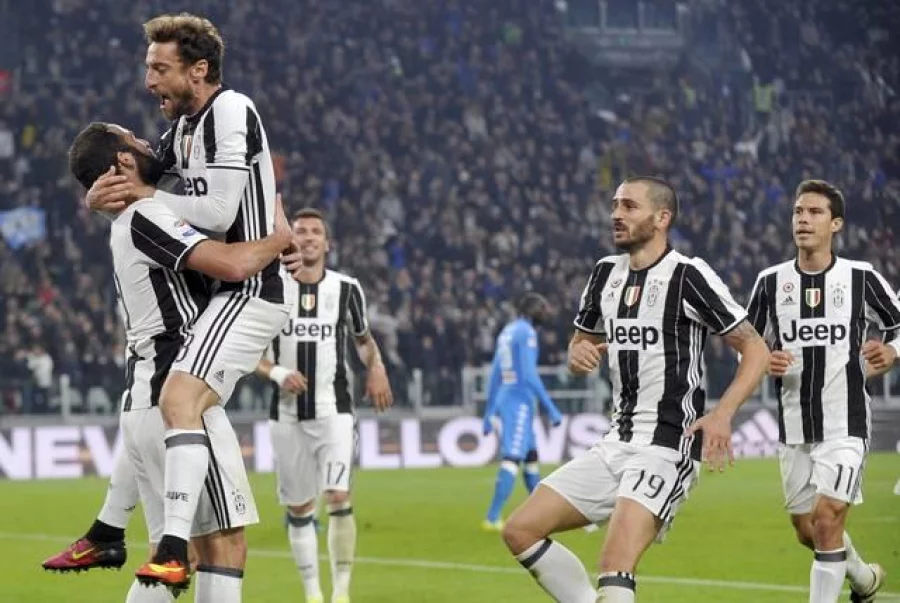 Football Soccer - Juventus v Napoli - Italian Serie A - Juventus stadium, Turin, Italy - 29/10/16 - Juventus' Gonzalo Higuain celebrates with teammates after scoring second goal .     REUTERS/Giorgio Perottino