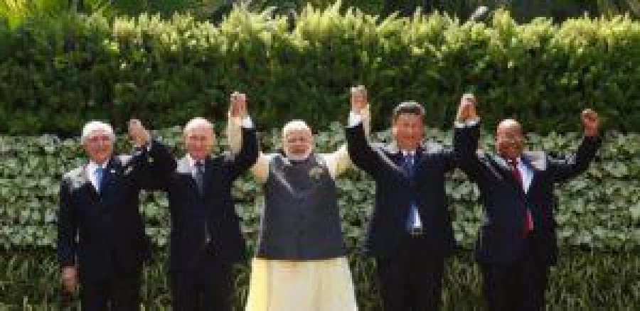 (L-R) Brazil's President Michel Temer, Russian President Vladimir Putin, Indian Prime Minister Narendra Modi, Chinese President Xi Jinping and South African President Jacob Zuma pose for a group picture during BRICS (Brazil, Russia, India, China and South Africa) Summit in Benaulim, in the western state of Goa, India, October 16, 2016. REUTERS/Danish Siddiqui