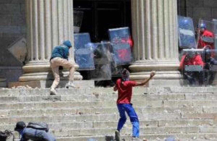 Student Police clash in South africa1