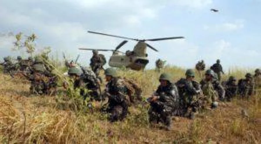 U.S. and Filipino soldiers take part in the annual "Balikatan" (shoulder-to-shoulder) war games with Filipino soldiers at a military camp, Fort Magsaysay, Nueva Ecija in northern Philippines April 20, 2015. REUTERS/Erik De Castro