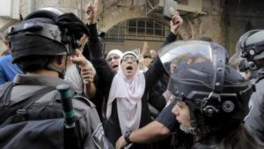 Israeli policemen prevent Palestinian women from entering the compound which houses al-Aqsa mosque, known by Muslims as the Noble Sanctuary and by Jews as the Temple Mount, in Jerusalem's Old City September 13, 2015. Israeli police raided the plaza outside Jerusalem's al-Aqsa mosque on Sunday in what they said was a bid to head off Palestinian attempts to disrupt visits by Jews and foreign tourists on the eve of the Jewish New Year. REUTERS/Ammar Awad