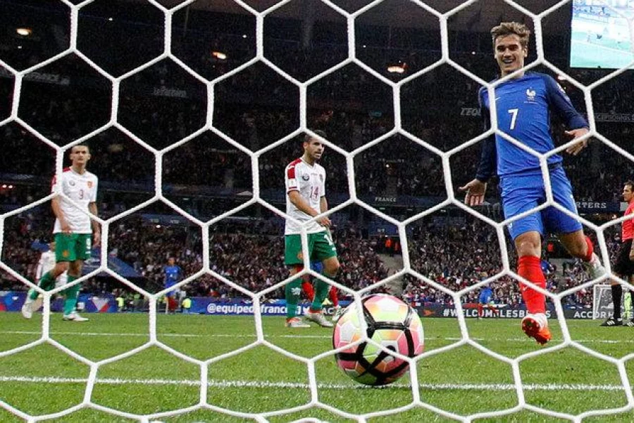 Football Soccer - France v Bulgaria - 2018 World Cup Qualifying European Zone - Group A - Stade de France, Saint-Denis near Paris, France - 7/10/16. France's Antoine Griezmann scores a goal. REUTERS/Philippe Wojazer