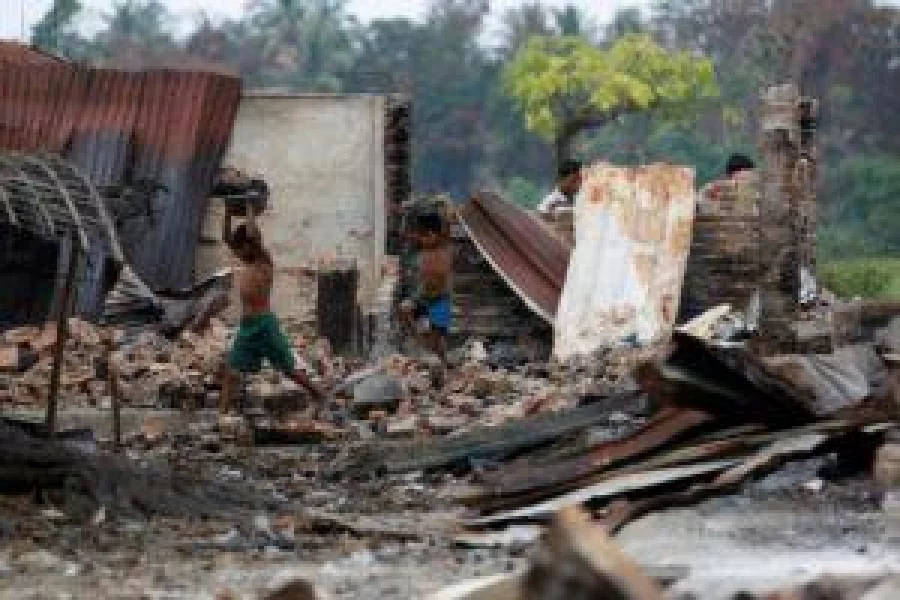 Children recycle goods from the ruins of a market which was set on fire at a Rohingya village outside Maugndaw in Rakhine state, Myanmar, October 27, 2016. REUTERS/Soe Zeya Tun
