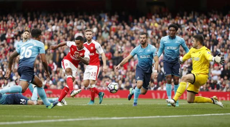 Britain Football Soccer - Arsenal v Swansea City - Premier League - Emirates Stadium - 15/10/16 Arsenal's Theo Walcott scores their second goal Action Images via Reuters / John Sibley Livepic EDITORIAL USE ONLY. No use with unauthorized audio, video, data, fixture lists, club/league logos or "live" services. Online in-match use limited to 45 images, no video emulation. No use in betting, games or single club/league/player publications. Please contact your account representative for further details.