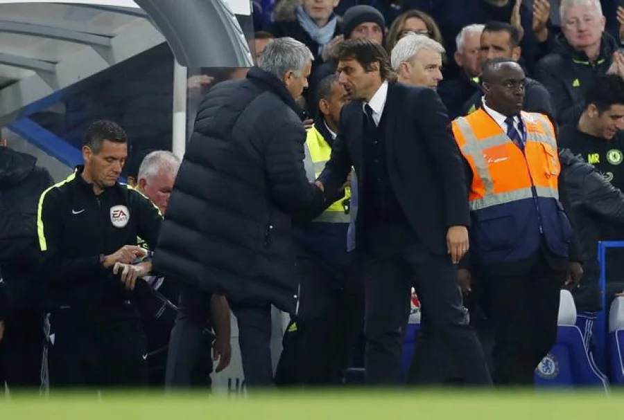 Britain Soccer Football - Chelsea v Manchester United - Premier League - Stamford Bridge - 23/10/16 Chelsea manager Antonio Conte and Manchester United manager Jose Mourinho at the end of the match  Reuters / Eddie Keogh Livepic EDITORIAL USE ONLY. No use with unauthorized audio, video, data, fixture lists, club/league logos or "live" services. Online in-match use limited to 45 images, no video emulation. No use in betting, games or single club/league/player publications.  Please contact your account representative for further details.