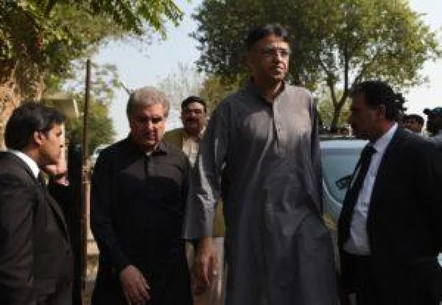 Leaders of the Pakistan Tehreek-i-Insaf (PTI) political party Shah Mehmood Qureshi (2L) and Asad Umar (2R) leave the Supreme Court building during a break in the case hearing over the Panama Papers in Islamabad on November 1, 2016. Amnesty International has called on Pakistan to release hundreds of opposition activists detained before a planned mass protest, as police used tear gas and rubber bullets overnight to prevent demonstrators from entering Islamabad. Prime Minister Nawaz Sharif is under growing pressure from opposition parties, mainly Imran Khan's Pakistan Tehreek-i-Insaf (PTI). It plans to lock down the capital November 2 as it calls for him to resign over his children's offshore bank accounts,revealed in the Panama Papers leak. The planned protest comes at a sensitive time for Sharif, with the Supreme Court hearing a case about the Panama Papers revelations from November 1. / AFP PHOTO / FAROOQ NAEEM