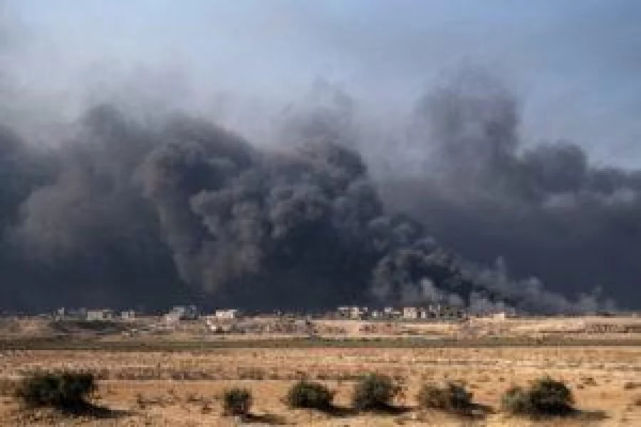 Smoke rises from burning oil wells in Qayyarah, south of Mosul, on November 4, 2016, during operation by Iraqi forces to retake the main hub city from the Islamic State (IS) group jihadists. / AFP PHOTO / Ahmad MOUSA
