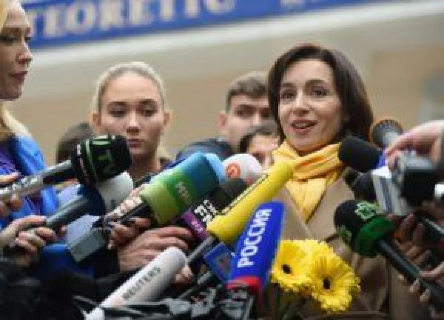 Presidential candidate Maia Sandu addresses the media after voting at a polling station in Chisinau November 13, 2016. / AFP PHOTO / DANIEL MIHAILESCU