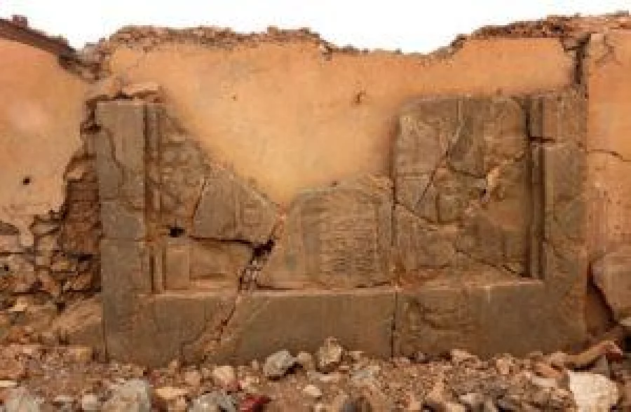 A picture taken on November 15, 2016, shows destruction caused by the Islamic State (IS) group at the archaeological site of Nimrud, some 30 kilometres south of Mosul in the Nineveh province, a few days after Iraqi forces retook the ancient city from IS jihadists. Iraqi forces announced that Nimrud, which was founded in the 13th century and became the capital of the Assyrian empire, was recaptured on November 13 as part of the massive operation to retake Mosul, the last IS-held city in the country. / AFP PHOTO / SAFIN HAMED