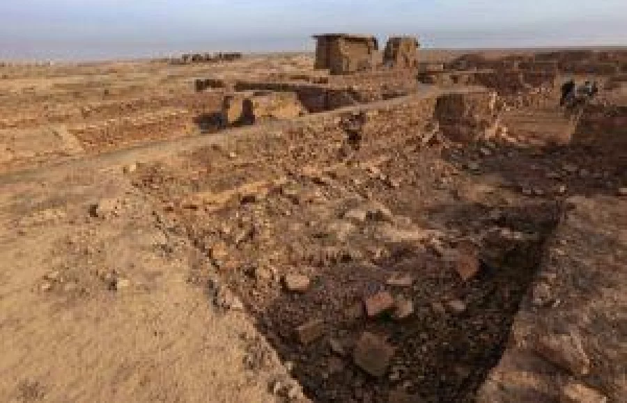 Iraqi soldiers stand amid destruction caused by the Islamic State (IS) group at the archaeological site of Nimrud, some 30 kilometres south of Mosul in the Nineveh province, on November 15, 2016, a few days after Iraqi forces retook the ancient city from IS jihadists. Iraqi forces announced that Nimrud, which was founded in the 13th century and became the capital of the Assyrian empire, was recaptured on November 13 as part of the massive operation to retake Mosul, the last IS-held city in the country. / AFP PHOTO / SAFIN HAMED