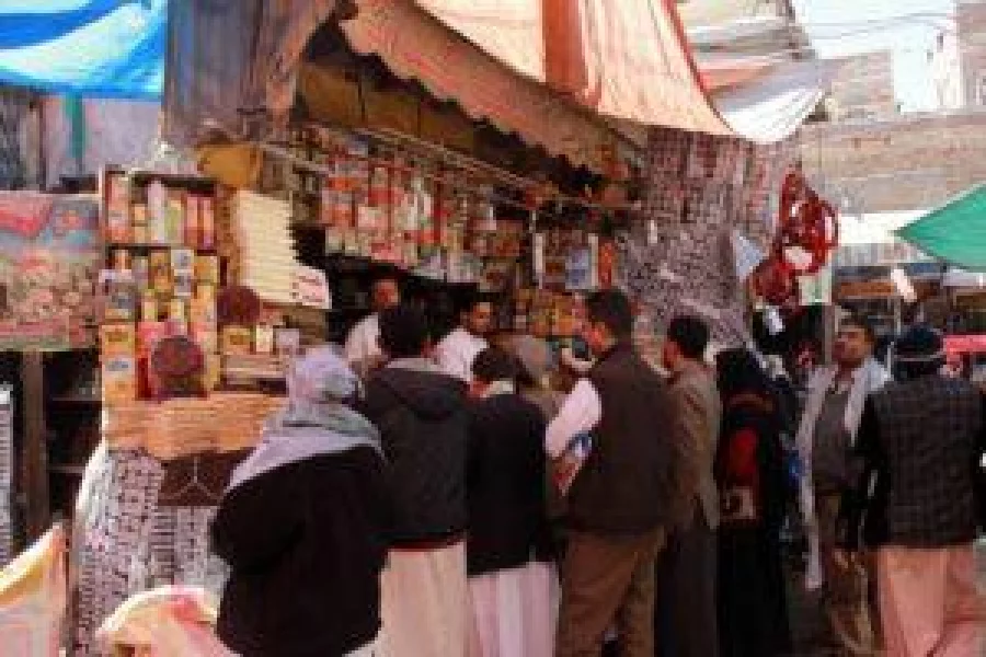 Yemenis shop at a market on November 19, 2016 in the capital Sanaa as a 48-hour ceasefire, announced by a Saudi-led coalition fighting Iran-backed rebels, began.  / AFP PHOTO / Abdel RAHMAN ABDALLAH / 