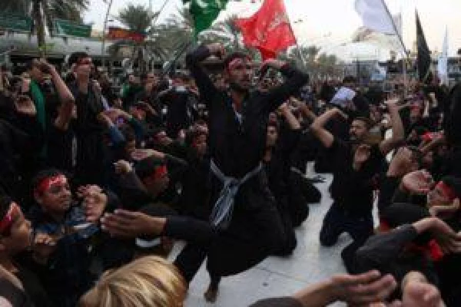 Shia Muslim pilgrims flagellate themselves during the mouring procession on November 19, 2016, in the central Iraqi city of Karbala, two days ahead of the Arbaeen religious festival which marks the 40th day after Ashura. / AFP PHOTO / Mohammed SAWAF