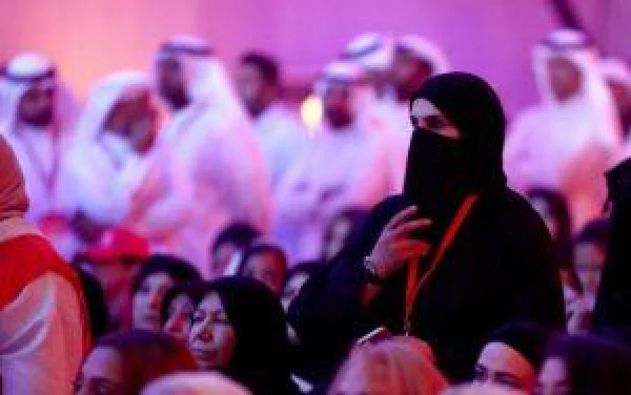 Kuwaitis attend a campaign rally of candidate and former parliament speaker Marzouq al-Ghanem in Kuwait City on November 22, 2016.  / AFP PHOTO / Yasser Al-Zayyat