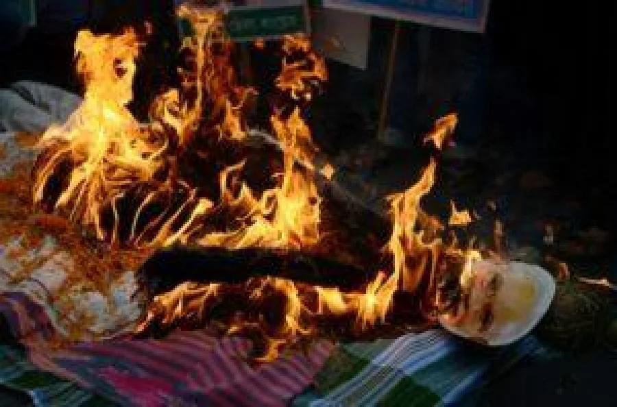 Indian members of the Congress Party burn an effigy of Prime Minister Narendra Modi during a protest against demonetisation in Siliguri on November 28, 2016    AFP
