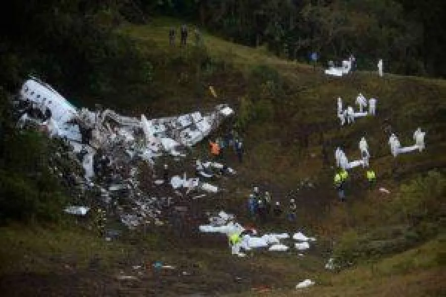 Rescuers search for survivors from the wreckage of the LAMIA airlines charter plane carrying members of the Chapecoense Real football team that crashed in the mountains of Cerro Gordo, municipality of La Union, on November 29, 2016. A charter plane carrying the Brazilian football team crashed in the mountains in Colombia late Monday, killing as many as 75 people, officials said.  / AFP PHOTO / Raul ARBOLEDA