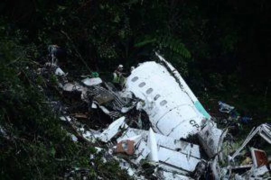 Rescuers search for survivors from the wreckage of the LAMIA airlines charter plane carrying members of the Chapecoense Real football team that crashed in the mountains of Cerro Gordo, municipality of La Union, on November 29, 2016. A charter plane carrying the Brazilian football team crashed in the mountains in Colombia late Monday, killing as many as 75 people, officials said.  / AFP PHOTO / Raul ARBOLEDA