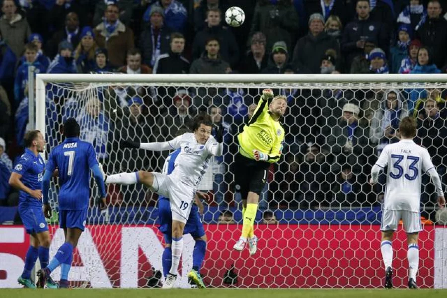 Football Soccer - FC Copenhagen v Leicester City - UEFA Champions League Group Stage - Group G - Parken Stadion, Copenhagen, Denmark - 2/11/16 Leicester City's Kasper Schmeichel in action Action Images via Reuters / Andrew Couldridge Livepic EDITORIAL USE ONLY.