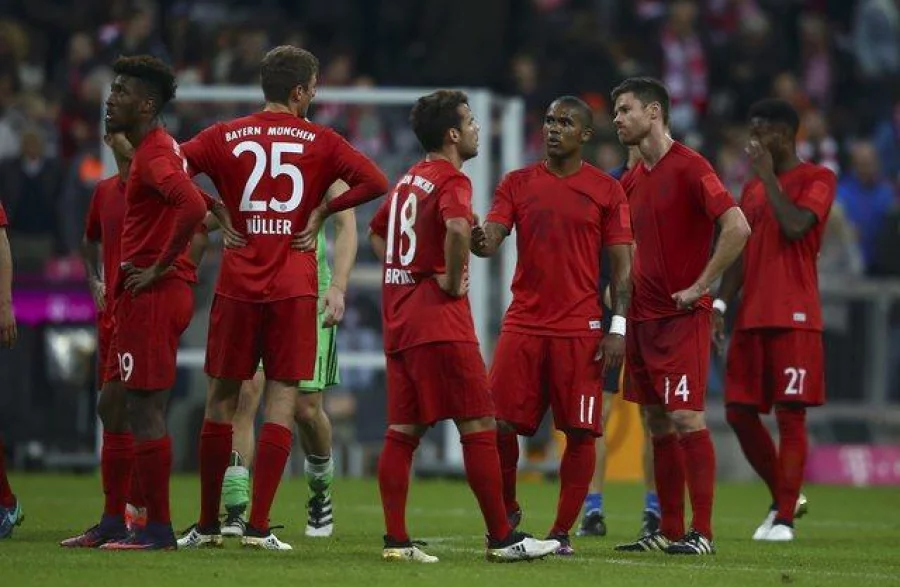 Football Soccer - Bayern Munich v TSG Hoffenheim - German Bundesliga - Allianz-Arena, Munich, Germany - 05/11/16 - Bayern Munich react following their match against against TSG Hoffenheim.           REUTERS/Michael Dalder     TPX IMAGES OF THE DAY      DFL RULES TO LIMIT THE ONLINE USAGE DURING MATCH TIME TO 15 PICTURES PER GAME. IMAGE SEQUENCES TO SIMULATE VIDEO IS NOT ALLOWED AT ANY TIME. FOR FURTHER QUERIES PLEASE CONTACT DFL DIRECTLY AT + 49 69 650050