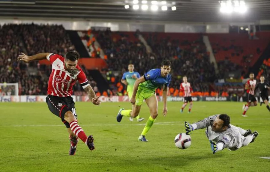 Britain Football Soccer - Southampton v Inter Milan - UEFA Europa League Group Stage - Group K - St Mary's Stadium, Southampton, England - 3/11/16 Southampton's Charlie Austin misses a chance to score Action Images via Reuters / John Sibley Livepic EDITORIAL USE ONLY.