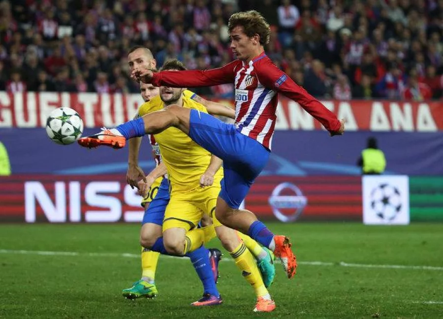 - Atletico Madrid v - Vicente Calderon stadium, Madrid, Spain, 01/11/16 Atletico Madrid's Antoine Griezmann scores winning goal. REUTERS/Sergio Perez