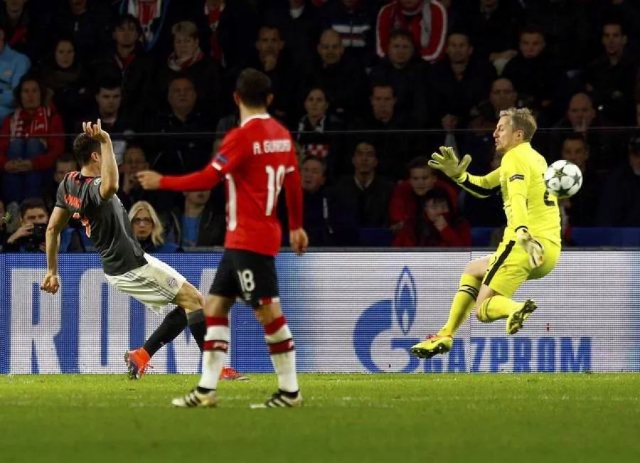 Football Soccer - PSV Eindhoven v Bayern Munich - Champions League Group Stage - Group D - PSV Stadium, Eindhoven, Netherlands - 01/11/16. Bayern Munich's Robert Lewandowski shoots on the goal of PSV Eindhoven's Remko Pasveer. REUTERS/Michael Kooren