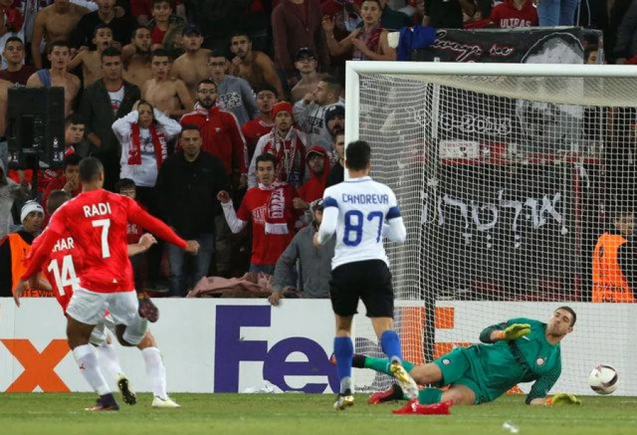 Football Soccer - Hapoel Be'er Sheva v Inter Milan - UEFA Europa League Group Stage - Group K - Turner Stadium, Beer Sheba, Israel - 24/11/16. Hapoel Be'er Sheva's Ben Sahar (L) scores. REUTERS/Ammar Awad
