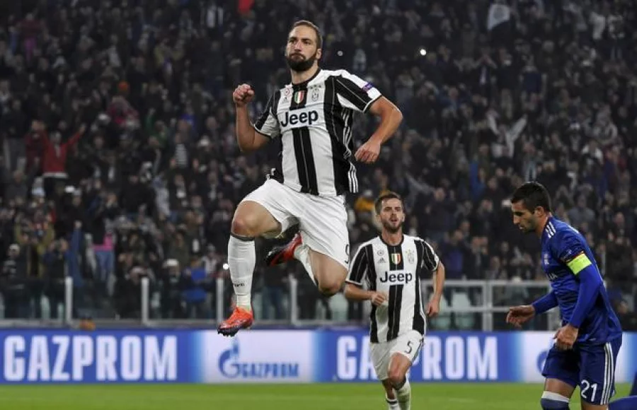 Football Soccer - Juventus v Olympique Lyon - UEFA Champions League Group Stage - Group H - Juventus stadium - Turin, Italy - 2/11/16. Juventus' Gonzalo Higuain celebrates after scoring first goal . REUTERS/Giorgio Perottino