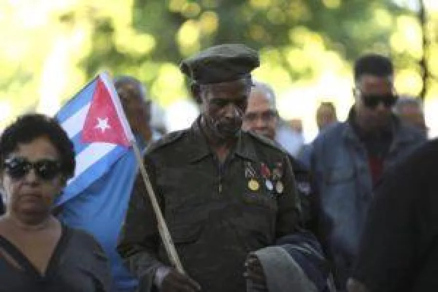 A man wearing medals on his uniform stands in line to pay tribute to Cuba's late President Fidel Castro in Revolution Square in Havana, Cuba, November 28, 2016. REUTERS/Carlos Barria