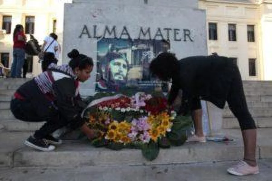 Students at Havana University lay a wreath in tribute to Cuba's late President Fidel Castro in Havana, Cuba, November 28, 2016. REUTERS/Stringer