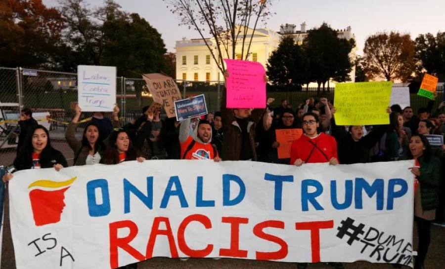 People protest against U.S. president-elect Donald Trump in front of the White House in Washington, U.S., November 10, 2016. Photo: Reuters