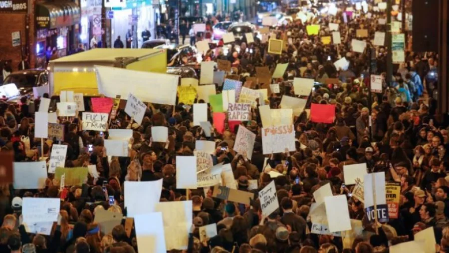 Protesters walk during a protest against Republican president-elect Donald Trump in Chicago, Illinois, U.S. November 9, 2016. Photo: Reuters
