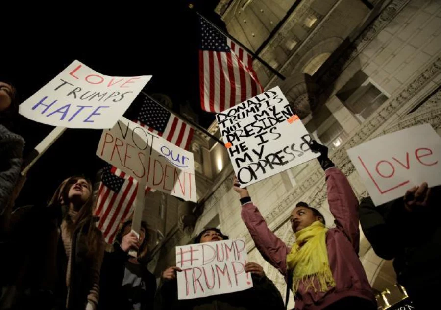 Demonstrators protest against U.S. President-elect Donald Trump in front of the Trump International Hotel in Washington, U.S., November 10, 2016. Photo: Reuters