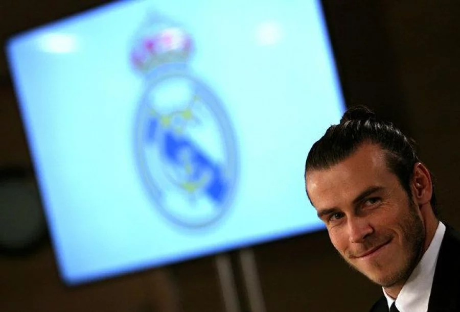 Real Madrid's Gareth Bale smiles during a news conference after extending his contract with the club at Santiago Bernabeu stadium in Madrid, Spain, October 31, 2016. REUTERS/Sergio Perez