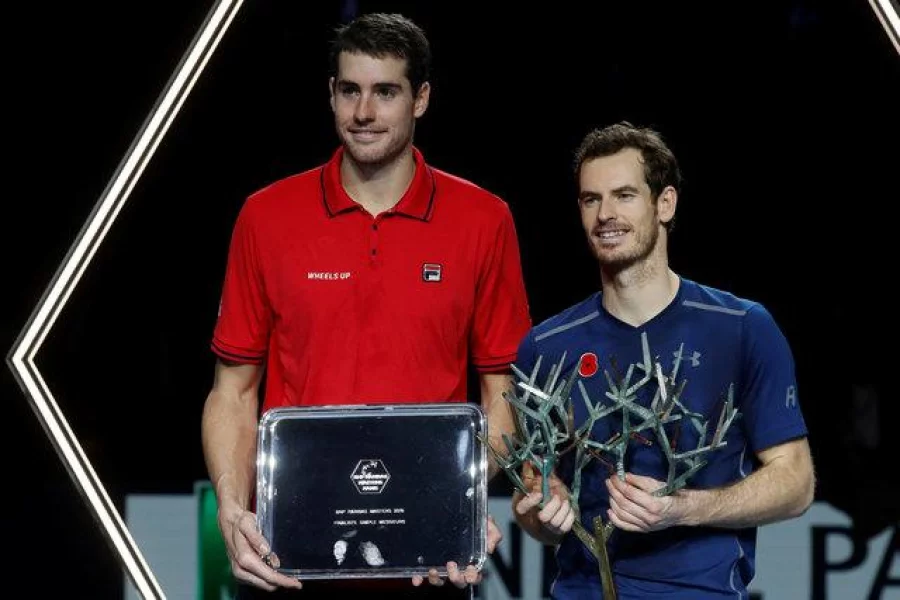 Tennis - Paris Masters tennis tournament men's singles final -  Andy Murray of Britain v John Isner of the U.S. - Paris, France - 6/11/2016 -  Andy Murray (R) and John Isner pose for pictures after the match. REUTERS/Gonzalo Fuentes