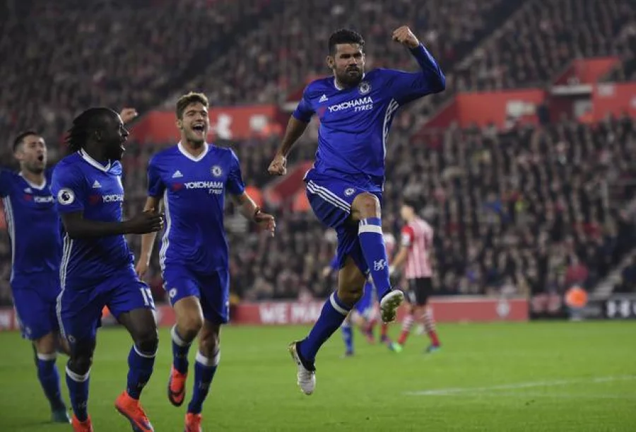 Britain Football Soccer - Southampton v Chelsea - Premier League - St Mary's Stadium - 30/10/16 Chelsea's Diego Costa celebrates scoring their second goal with teammates Reuters / Toby Melville Livepic EDITORIAL USE ONLY.No use with unauthorized audio, video, data, fixture lists, club/league logos or "live" services. Online in-match use limited to 45 images, no video emulation. No use in betting, games or single club/league/player publications. Please contact your account representative for further details.
