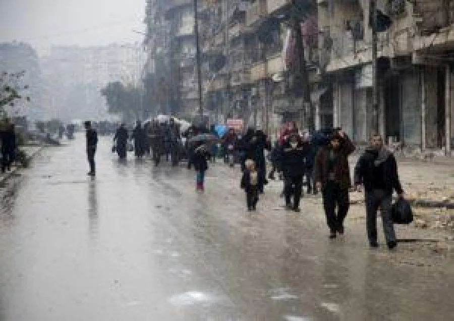 Syrians leave a rebel-held area of Aleppo towards the government-held side on December 13, 2016 / AFP PHOTO / KARAM AL-MASRI