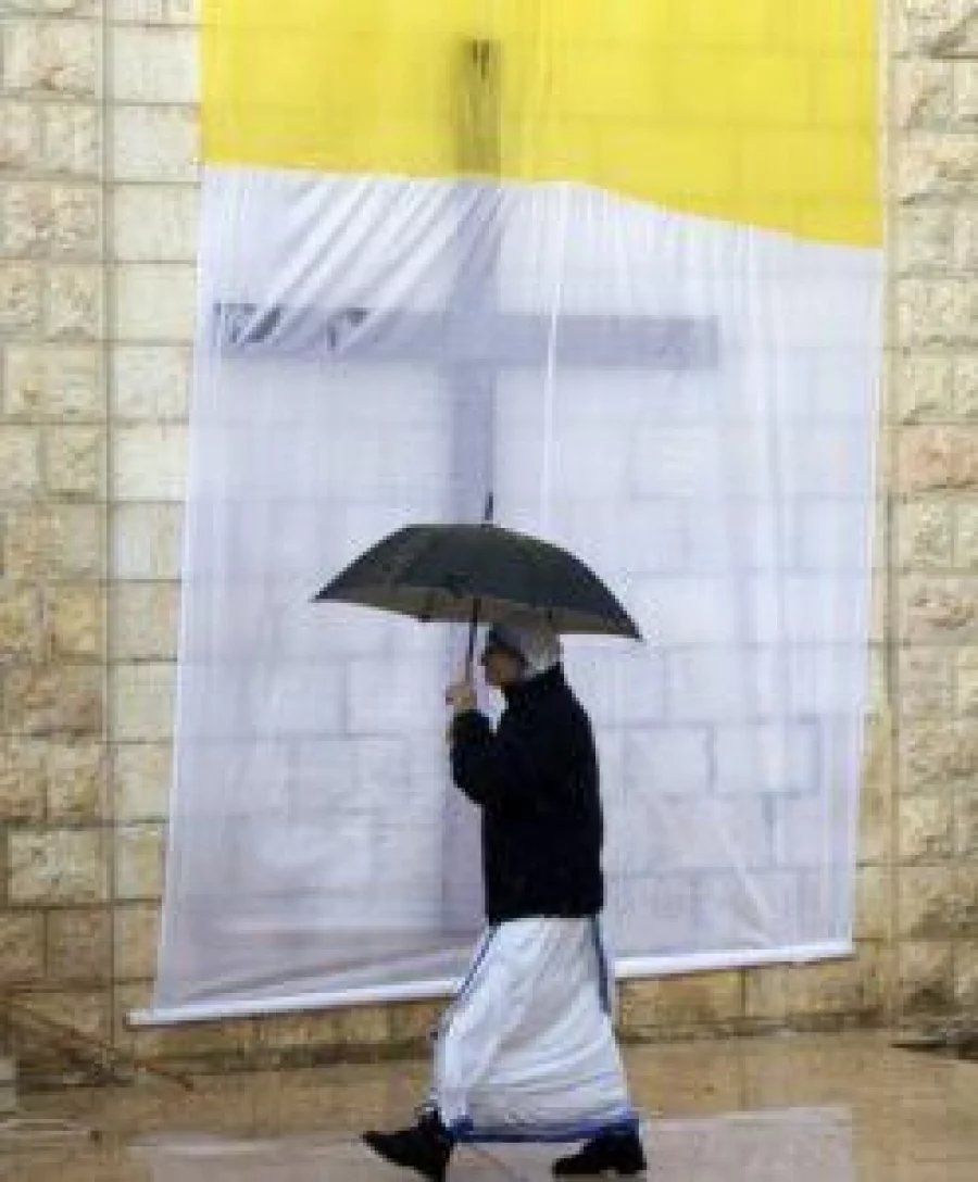 A nun makes her way into the Church of Deir Latin  in Gaza City on December 18, 2016, as English cardinal Vincent Nichols, Archbishop of Westminster, leads a Sunday mass. / AFP PHOTO / MAHMUD HAMS