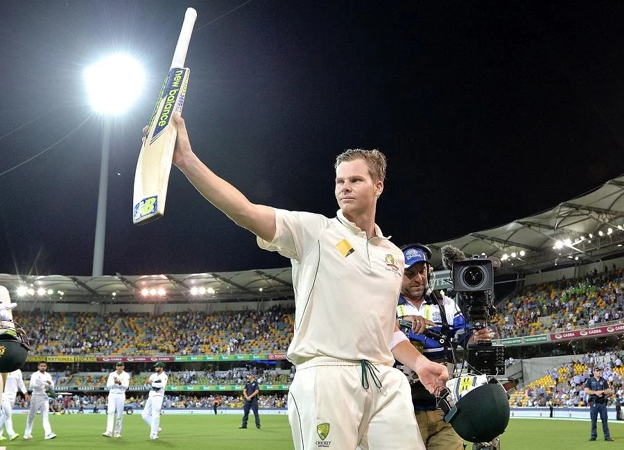 BRISBANE, AUSTRALIA - DECEMBER 15:  Steve Smith of Australia acknowledges the crowd as he walks from the field during day one of the First Test match between Australia and Pakistan at The Gabba on December 15, 2016 in Brisbane, Australia.  (Photo by Bradley Kanaris/Getty Images)