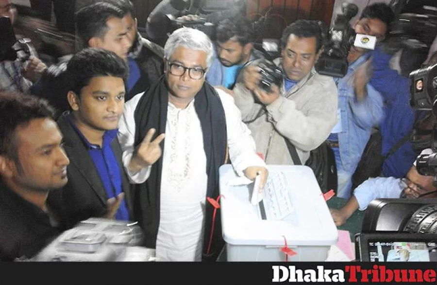 BNP-supported mayoral candidate Shakhawat Hossain seen casting his vote in NCC polls. Photo: Tanveer Hossain