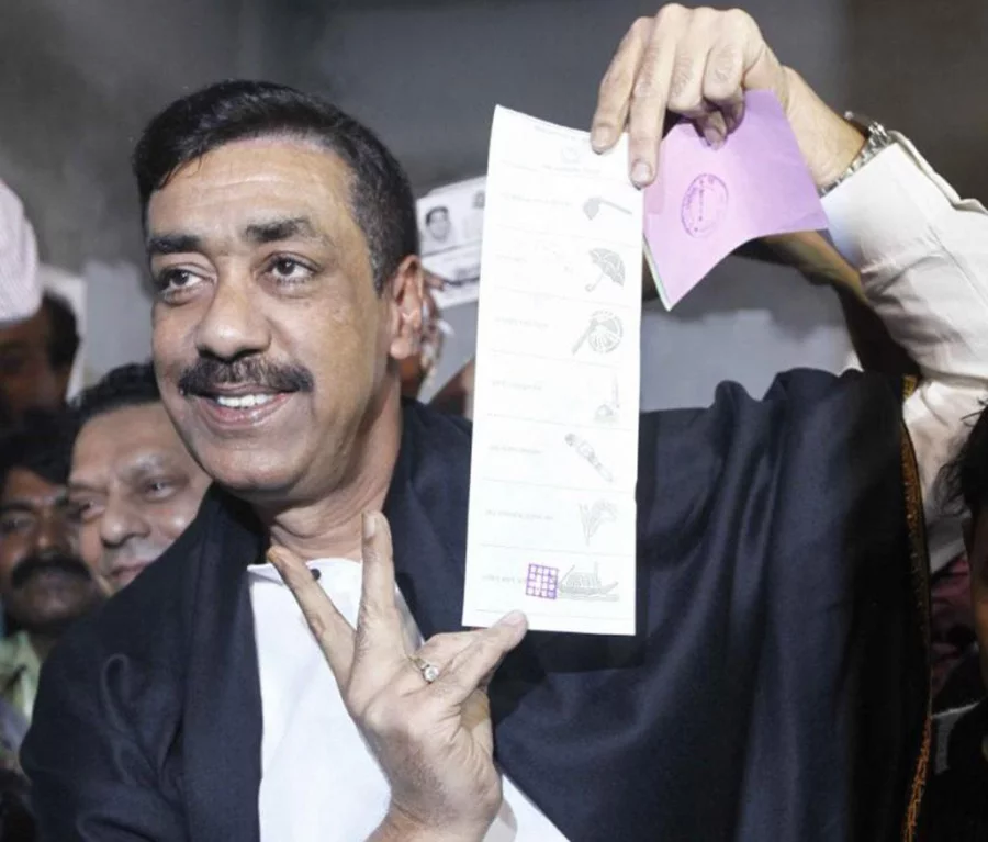 Shamim Osman shows photographers he cast his vote for Boat sybmol Mahmud Hossain Opu/Dhaka Tribune