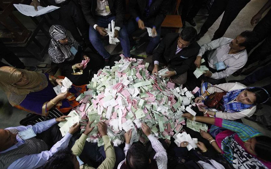 Polling officers at work to declare the winner of the NCC polls Mahmud Hossain Opu/Dhaka Tribune
