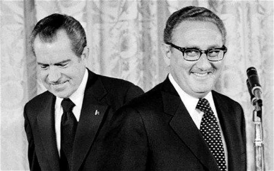 Richard Nixon (L) and Henry Kissinger (R)