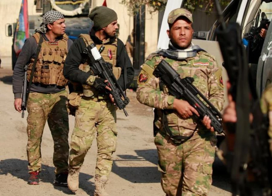 Iraqi rapid response forces cary their weapons during battle with Islamic State militants in the Mithaq district of eastern Mosul, Iraq, January 4, 2017.  REUTERS