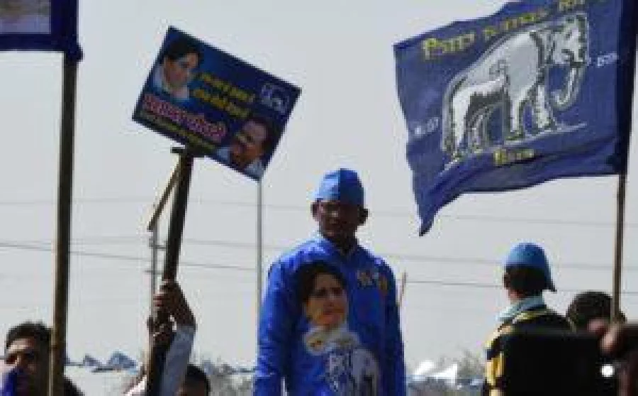 An Indian supporter of the Bahujan Samaj Party (BSP) attends an election rally for BSP leader Mayawati in Ghaziabad on February 7, 2017. Elections in northern Uttar Pradesh begin on February 11, with voting divided into seven phases. Results from all the elections will be declared on 11 March. / AFP PHOTO / MONEY SHARMA