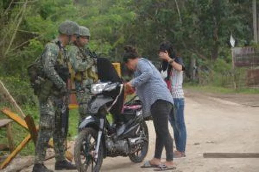Philippine marines inspect motorists at a military check point along a highway in Indanan town, Sulu province in southern island of Mindanao on February 27, 2017, after reports of the beheading of German national Jurgen Kantner by the Abu Sayyaf group. Islamic militants in the Philippines have beheaded the German hostage they were holding for ransom, the government in Manila said February 27. / AFP PHOTO / NICKEE BUTLANGAN