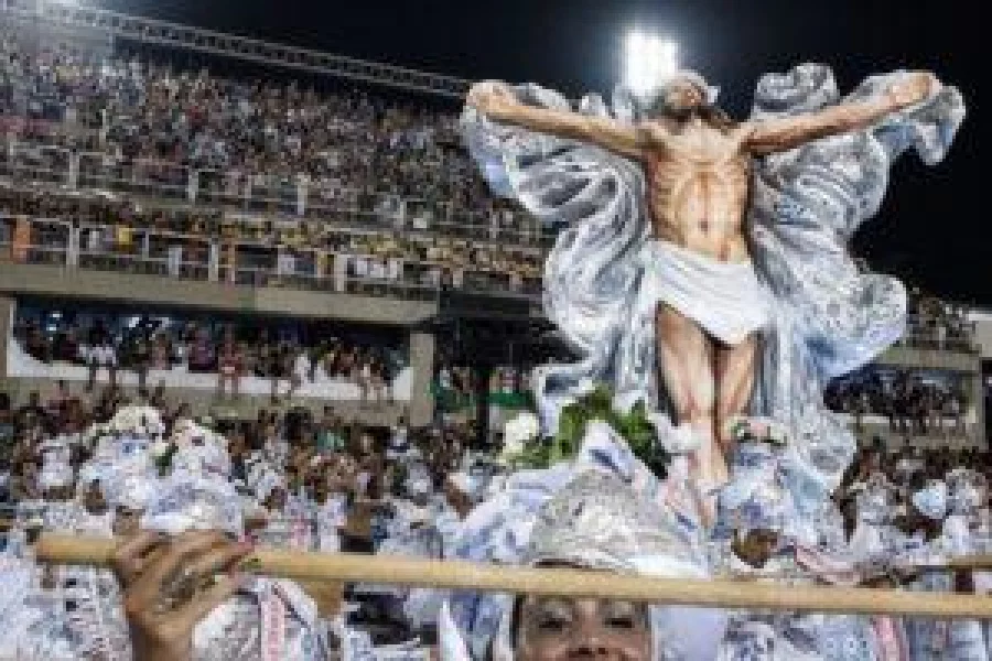 Revellers of the Mangueira samba school perform on the second night of Rio's Carnival at the Sambadrome in Rio de Janeiro, Brazil, early on February 28, 2017. / AFP PHOTO / Yasuyoshi CHIBA