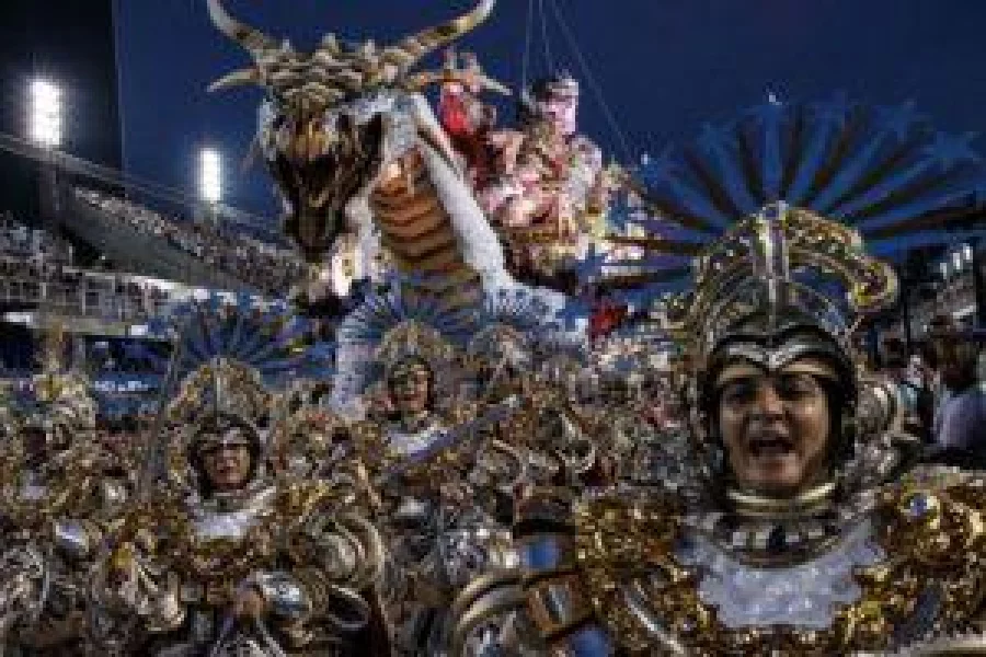 Revellers of the Mangueira samba school perform on the second night of Rio's Carnival at the Sambadrome in Rio de Janeiro, Brazil, early on February 28, 2017. / AFP PHOTO / Yasuyoshi CHIBA